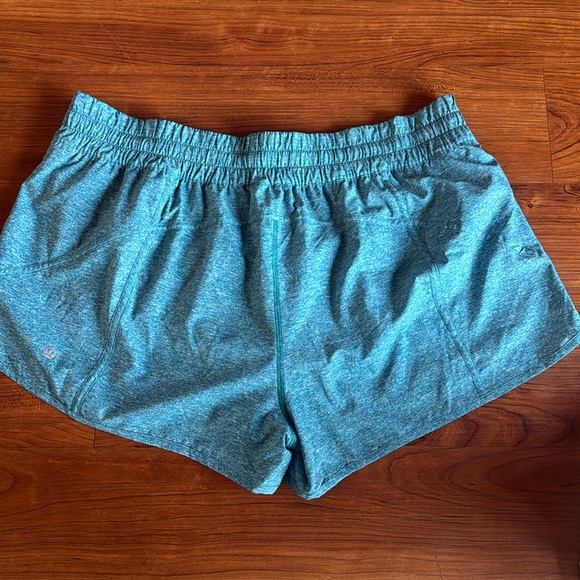 Lululemon Tracker LR Short 4” lined - Picture 5 of 6